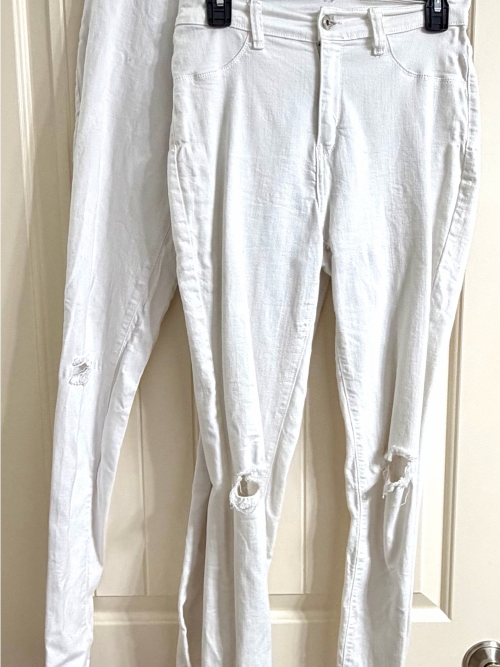 Encore Jeans White Skinny Jeans with Knee Distress